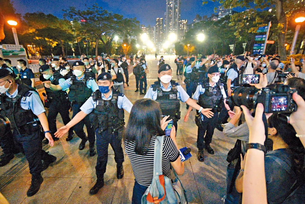 警方昨晚宣布維園已納為「警察行動區」，要求所有人士包括記者立即撤離。