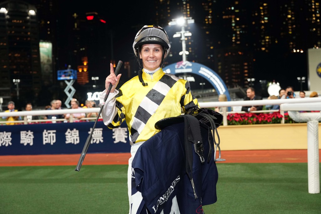 金美琪慶祝憑「超額認購」在跑馬地取得頭馬。