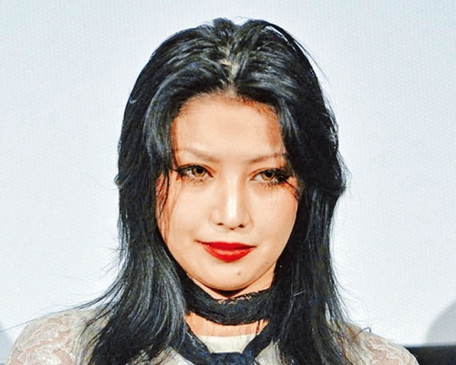 曾一度引退的鬼束千尋,復出後以濃妝搖滾打扮示人。