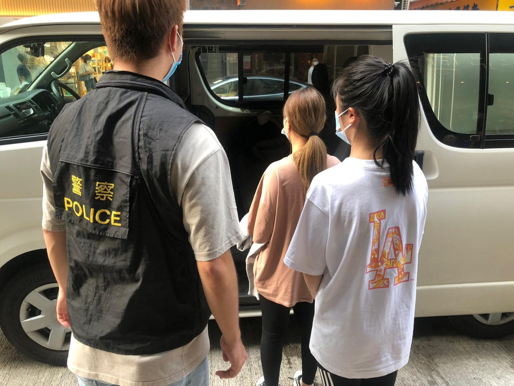 警方將被捕人士帶署。