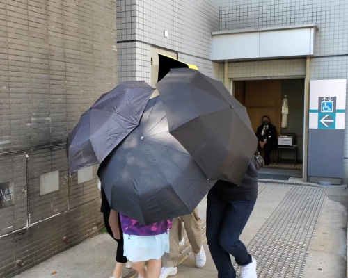 被告劉潔儀（藍裙）。陳曉欣攝