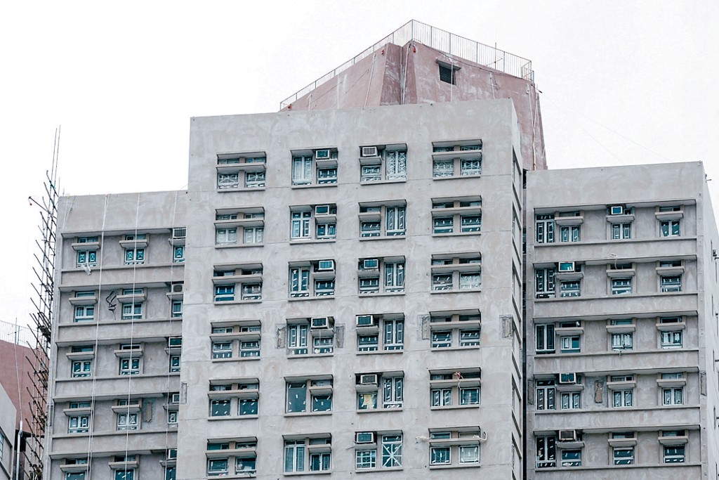 去年宏福苑大火後，有宏志閣居民稱有巨大心理負擔。