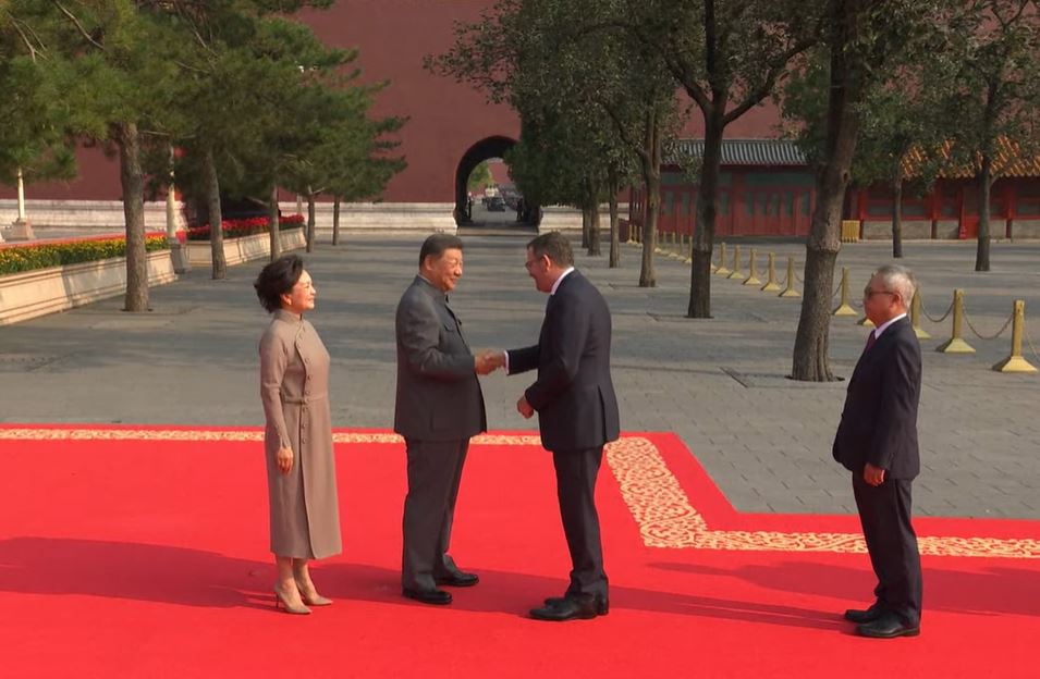 習近平和夫人彭麗媛在端門外廣場迎接出席大會的外方代表。 央視截圖 習近平和夫人彭麗媛在端門外廣場迎接出席大會的外方代表。 央視截圖