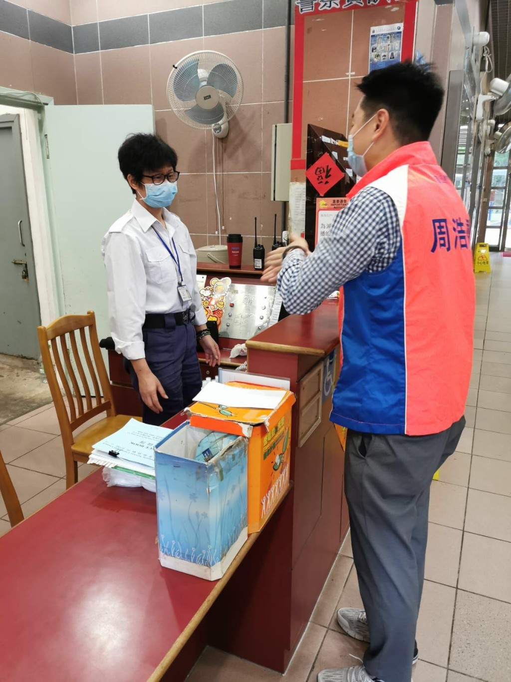 全港社區抗疫連線向保安員派發口罩。