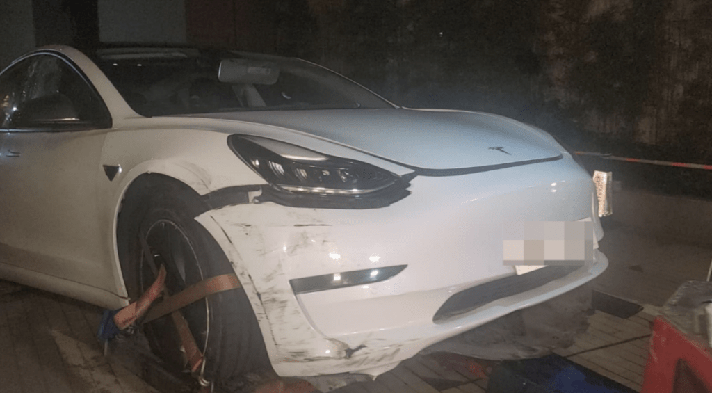 Tesla被拖走。黎志偉攝