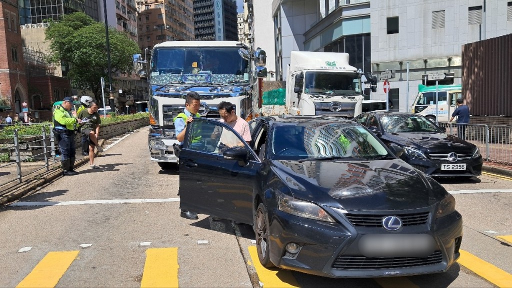 泥頭車撞私家車車尾。林思明攝