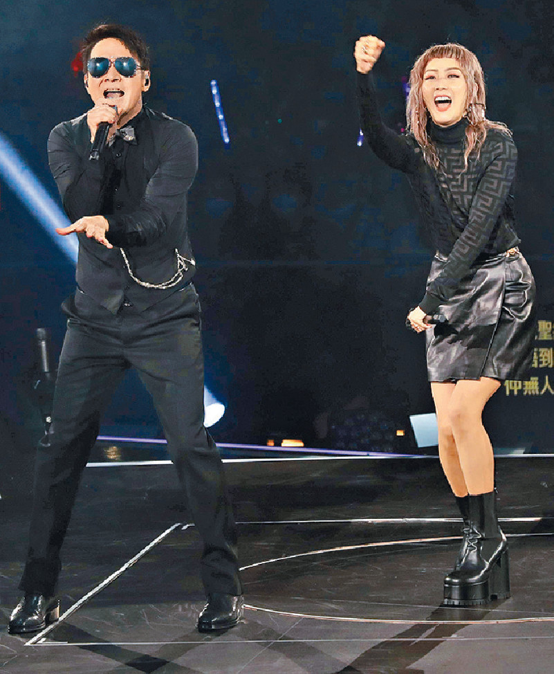 ■黎明戴上黑超，與Sammi在台上又跳又唱，令觀眾尖叫。
