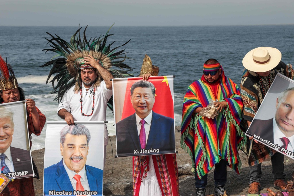 巫師們手持各國領導人肖像，包括習近平、普京、特朗普及馬杜羅。法新社