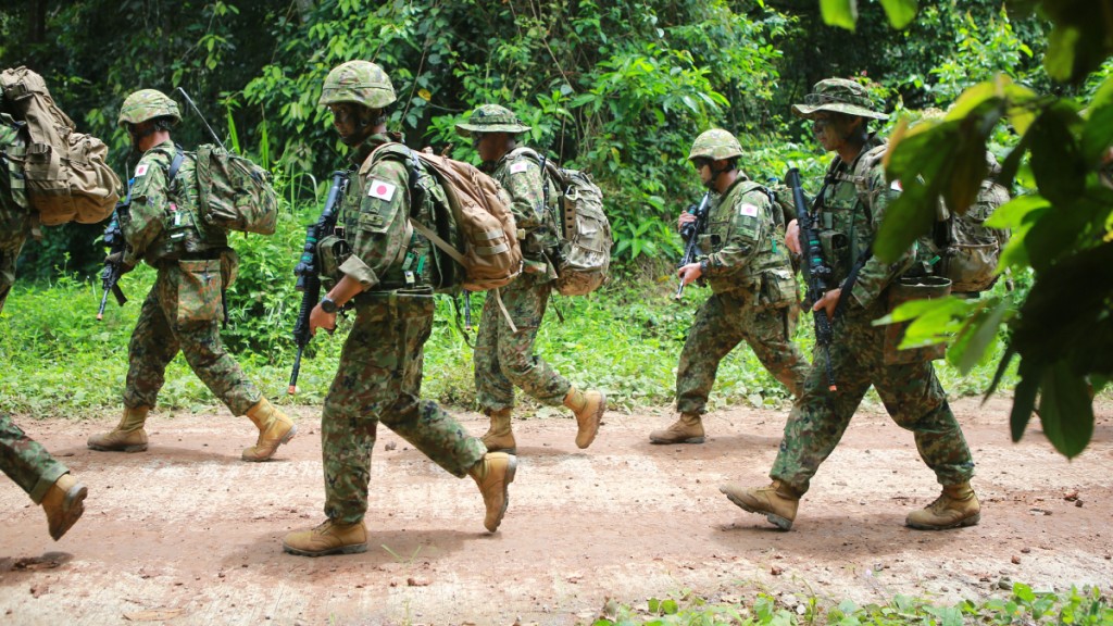 一名日本自衞隊三等陸曹街頭胸襲兩女遭停職。法新社