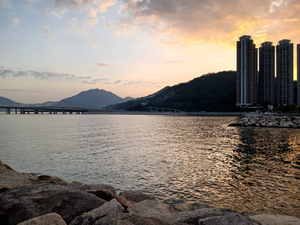 風暴前夕的日落。