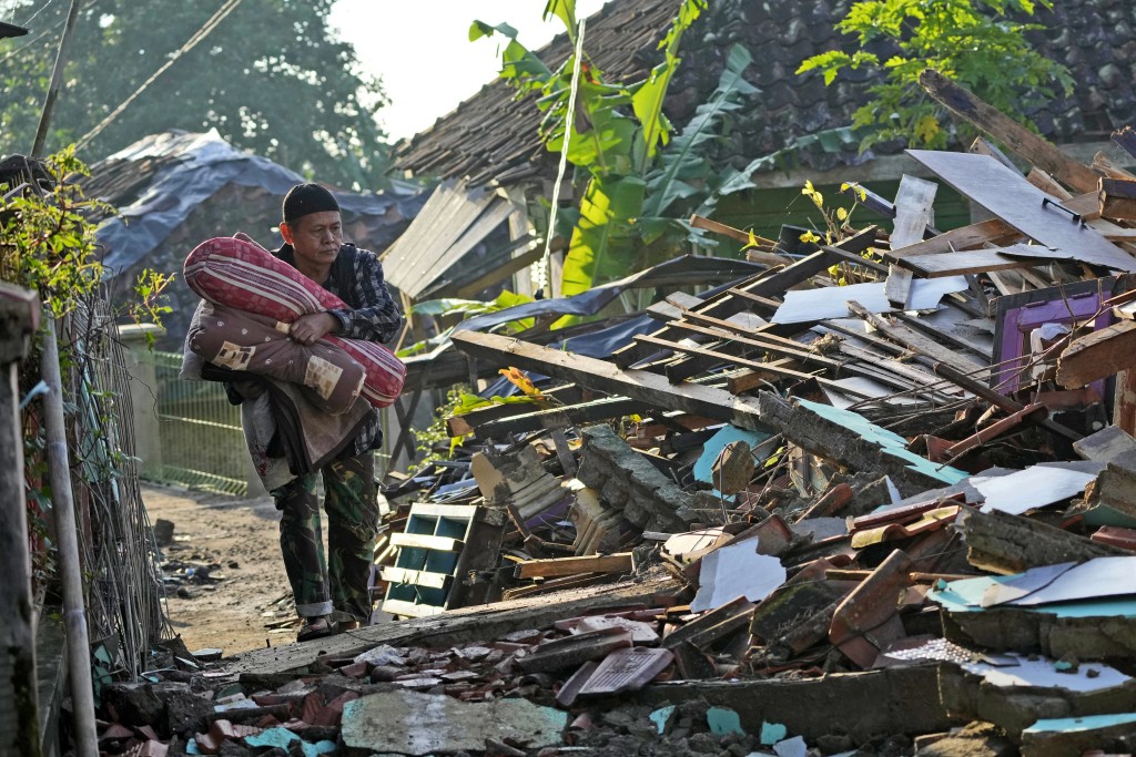 地震造成逾5.6萬間民居及逾170間公共建築物受損。AP