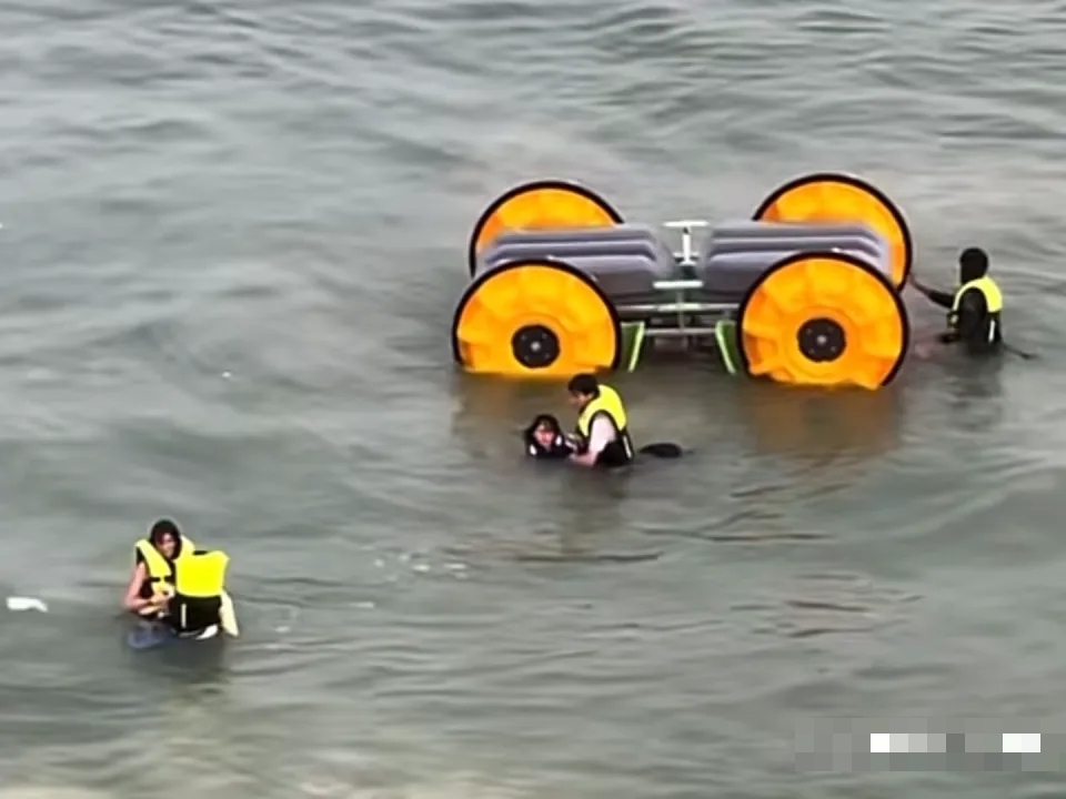 一度被压车底的3人被救生员救出。南方都市报