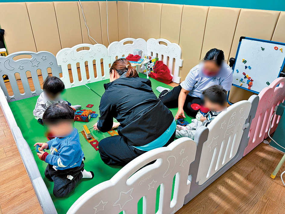 關注草根生活聯盟訓練基層街坊婦女成為嬰幼兒暫託員。