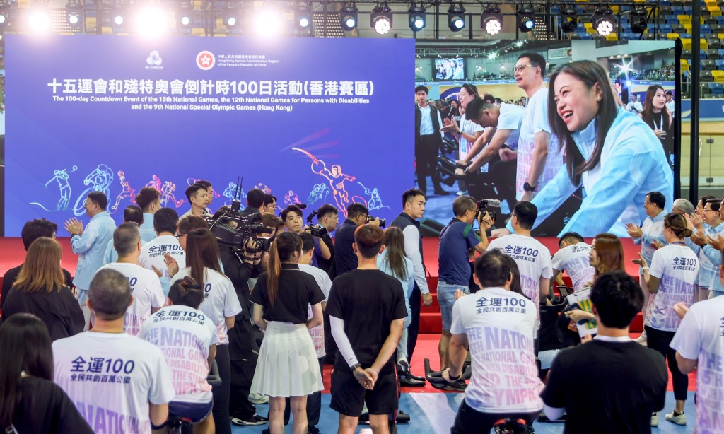 最後100公里單車接力衝線，參與人士包括文體旅局局長羅淑佩等官員及運動員等。何家豪攝