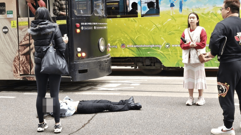 多名途人聞聲從四方八面趕至協助,並站在女子旁邊,避免有駛經的車輛撞倒她,再次發生意外。資料圖片