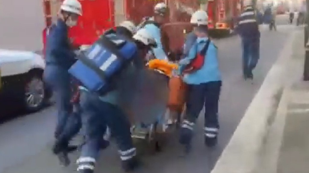 救援人員將傷者送院搶救。影片截圖