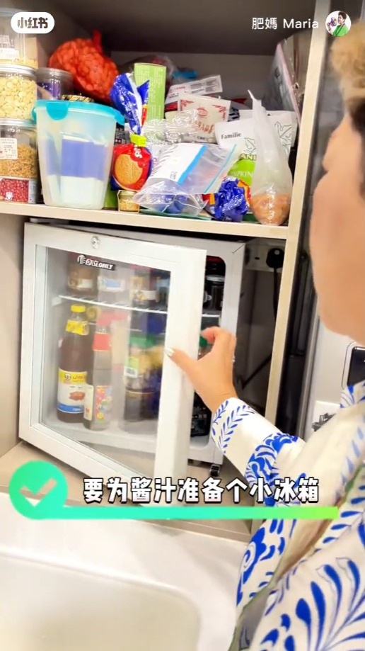 肥媽雪櫃的收納法就是添置一個迷你雪櫃放醬料。