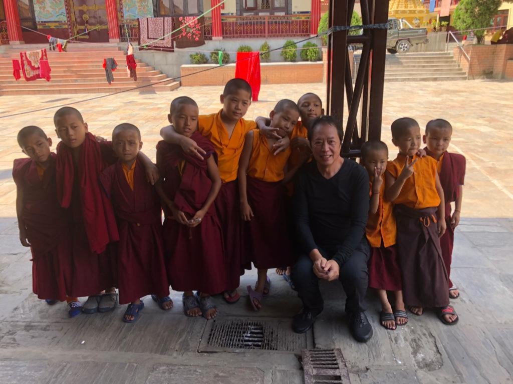 Eddie指尼泊爾寺院內的小喇嘛很多都是孤兒，他會捐錢給他們作生活費。