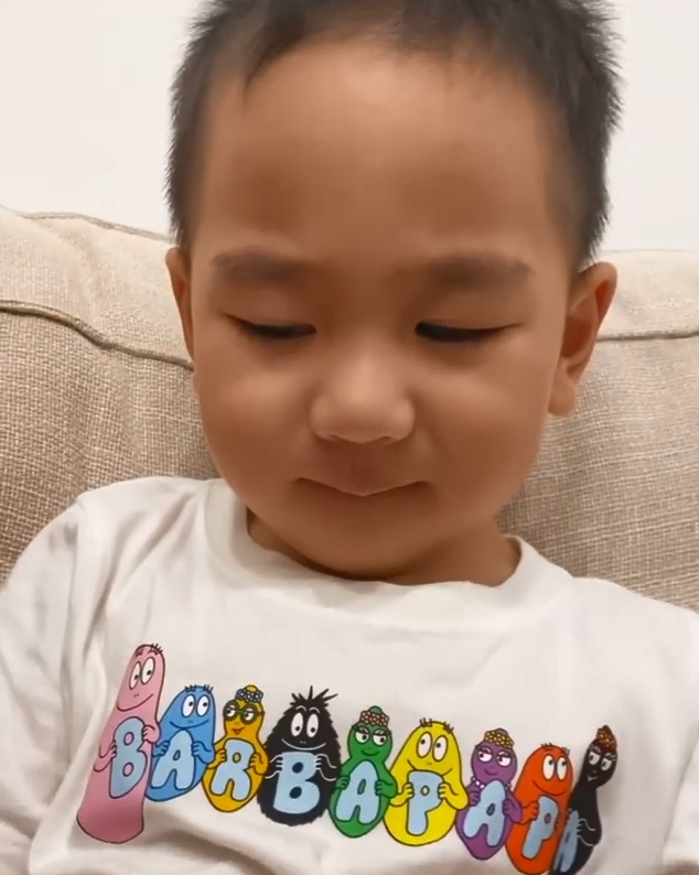 明顯愁眉苦臉。