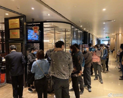 疫情未過,內地逐漸出現人流聚集。網上圖片