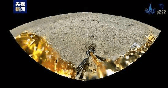 由全景相機在嫦娥六號表取採樣前，對著陸點北側月面拍攝的彩色圖像鑲嵌製作而成。圖像上方是著陸點北部查菲環形山，圖像的下方是著陸腿和著陸時衝擊擠壓隆起的月壤。  央視截圖