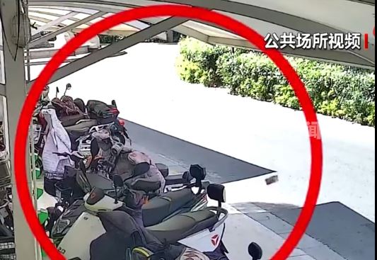 江蘇有民眾曬被子跌出2萬現金，獲鄰居及物業協助拾回。江西新聞廣播