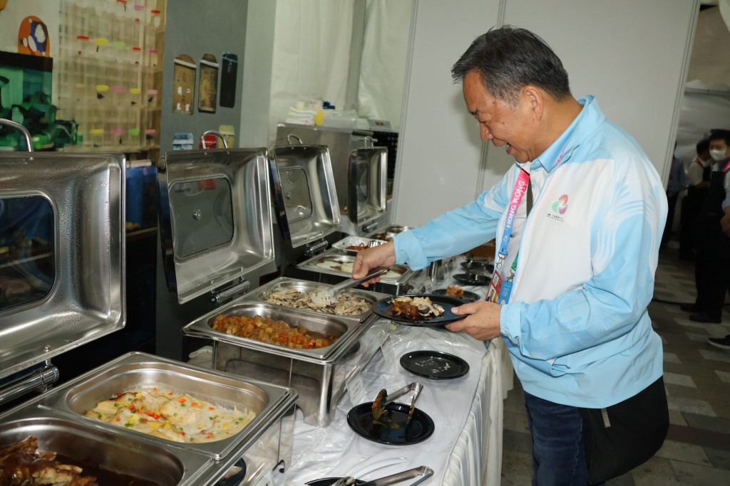 全運香港賽區統籌辦公室總項目經理李漢源,憑著自己去過10屆奧運會的寶貴經驗,去打造這個香港全運會主新聞中心。 徐嘉華攝 全運香港賽區統籌辦公室總項目經理李漢源,憑著自己去過10屆奧運會的寶貴經驗,去打造這個香港全運會主新聞中心。 徐嘉華攝