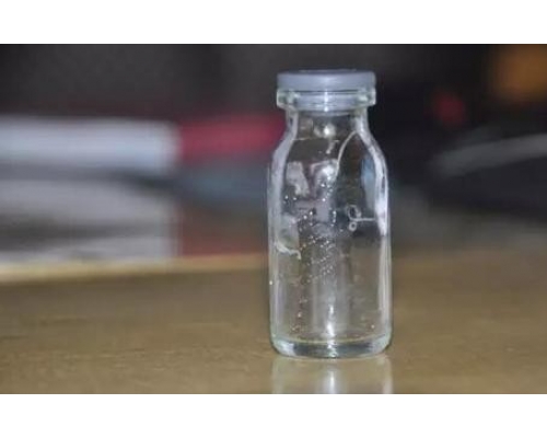 医生在病人眼睛取出8条活虫。