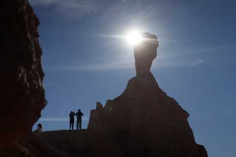 猶他州民眾等候火環日食現象成形。美聯社
