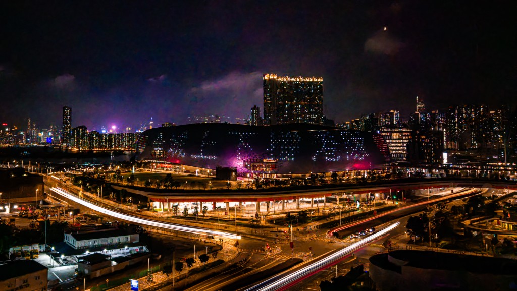 大型動感燈光展點亮啟德體育園，為維港夜景增添嶄新魅力，是市民及旅客不容錯過的打卡熱點。