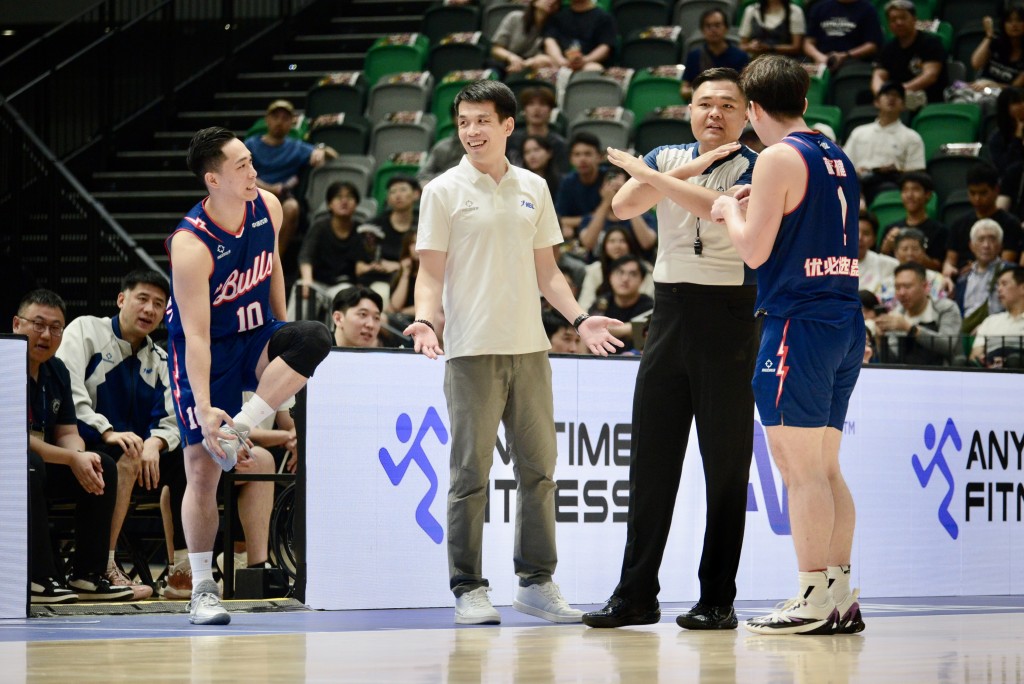 主帅解立彬（中）表示球队不可以松懈。杨功煜摄