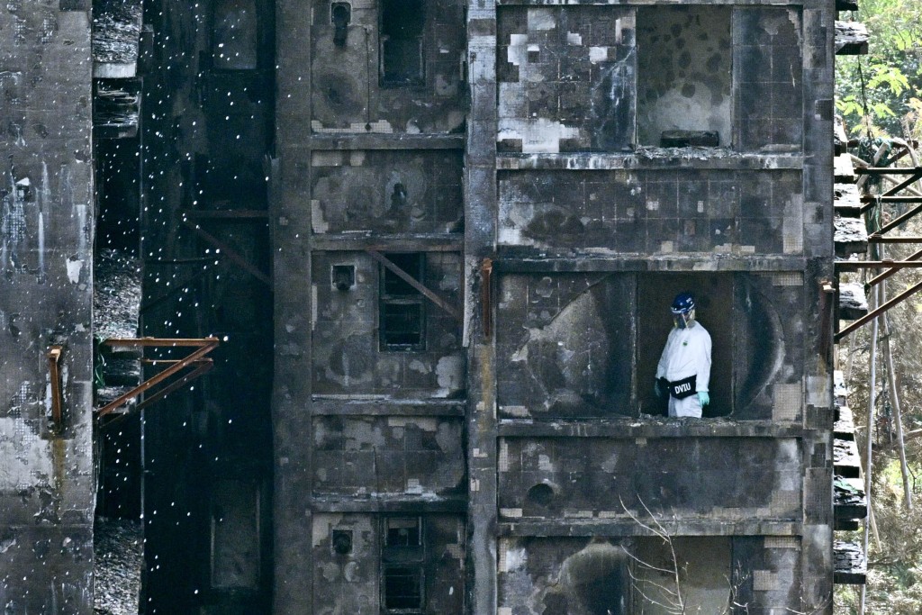 火場一片頹垣敗瓦,警員入內調查。 火場一片頹垣敗瓦,警員入內調查。