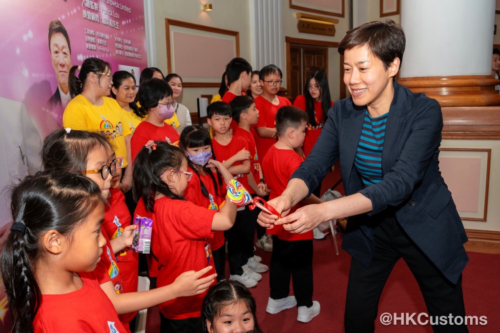 何珮珊送上心型lollipop為參與表演的小戰士打氣。香港海關facebook圖片