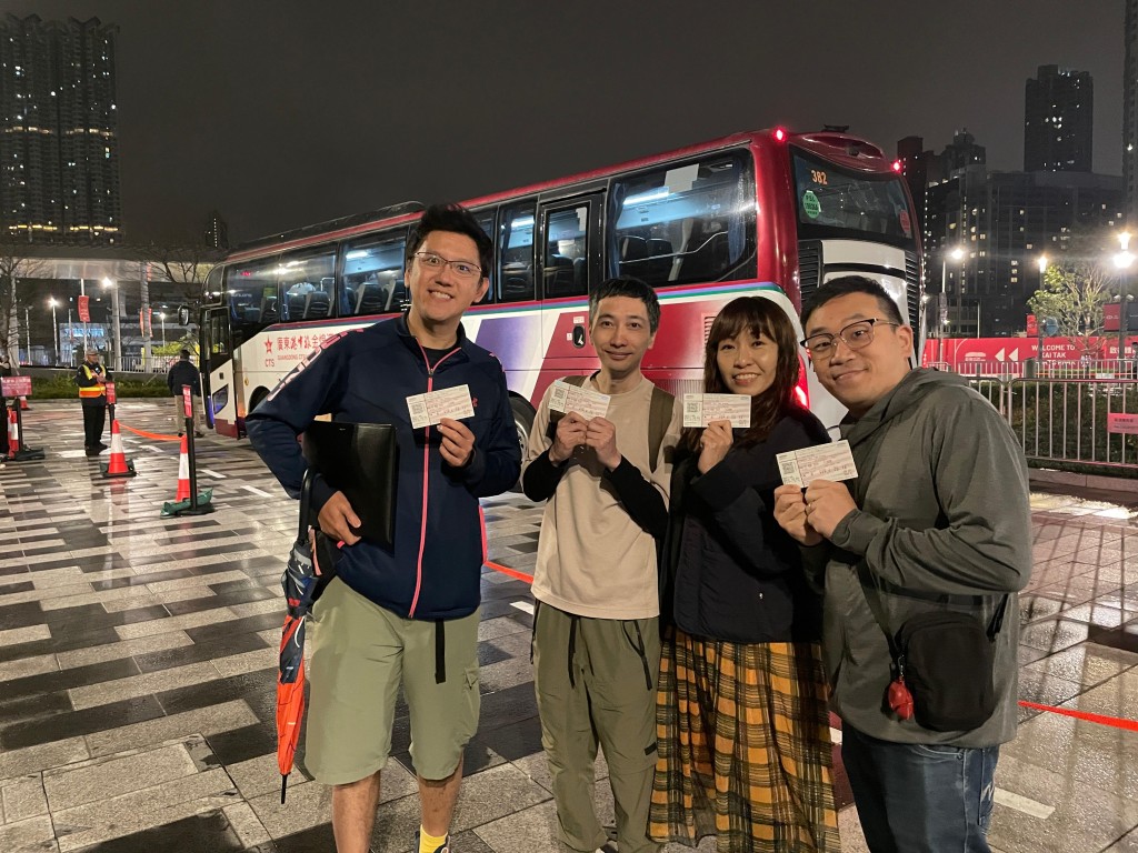 4位球迷右起: 魏先生, 彭小姐, Nicholas, Kim 4位球迷右起: 魏先生, 彭小姐, Nicholas, Kim