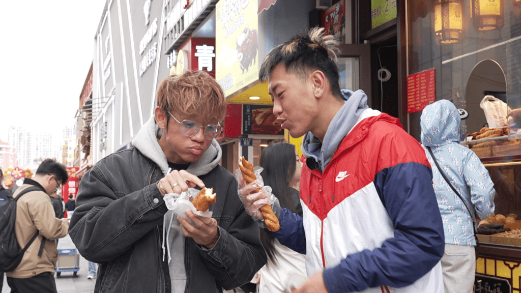队友李苏达（右）带颜卓彬游览青岛。节目组图片