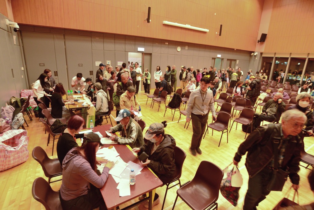 政府開放多個臨時庇護中心,予有需要的人士使用。 政府開放多個臨時庇護中心,予有需要的人士使用。