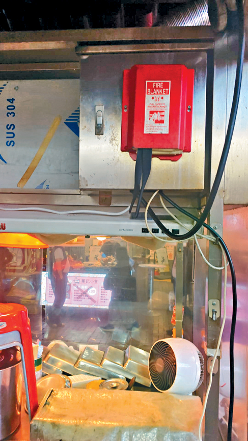 廟街販商商會主席陳錦榮指，「廟街夜市」的攤檔設滅火筒及防火氈。 