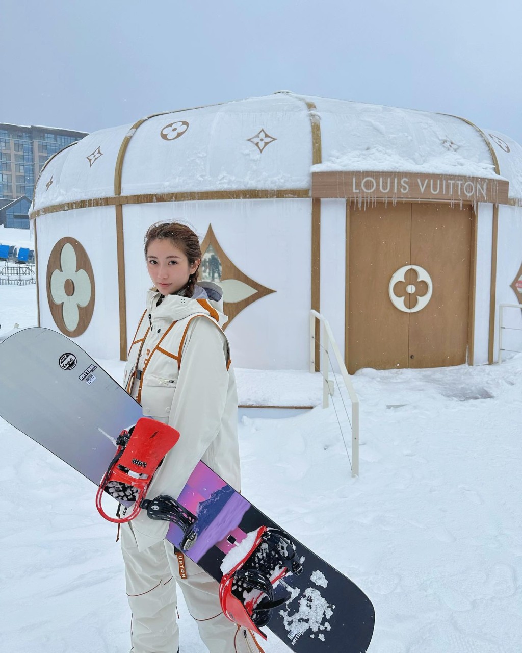 蔡嘉欣上月與圈中好友飛赴北海道滑雪玩上癮。