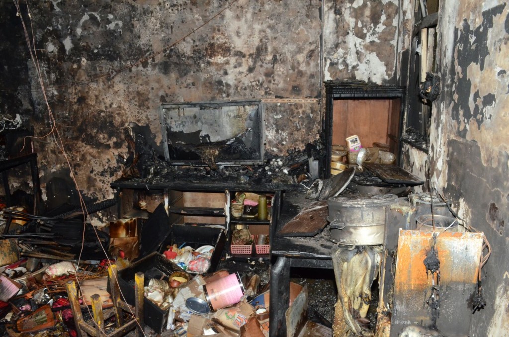 起火單位地下佈滿雜物。