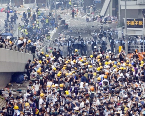 示威者去年今日佔領立法會附近的道路。資料圖片