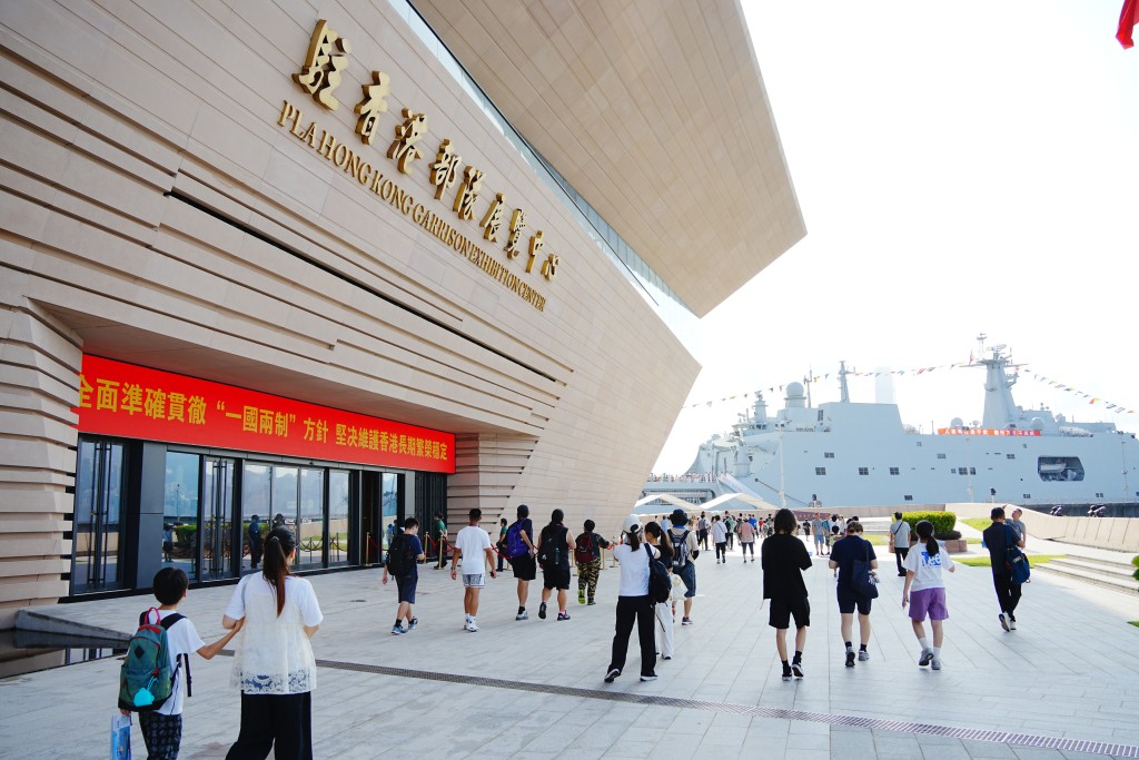 解放軍海軍「戚繼光艦」及「沂蒙山艦」編隊正停靠在昂船洲軍營碼頭。