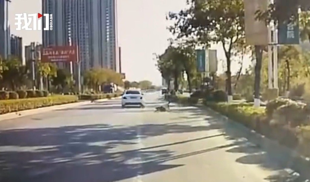 銷售員隨即打算拉開車門,卻因車速太快而被拖倒在地上。網圖