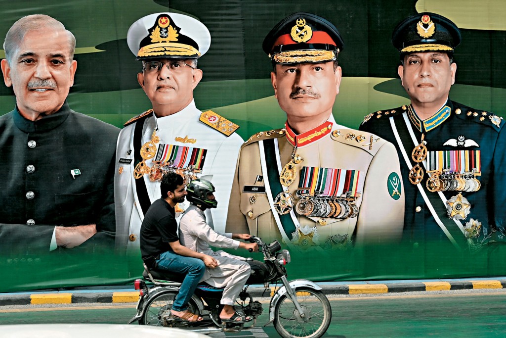 巴基斯坦拉合爾街上的廣告牌，展示總理夏巴茲（左）和陸軍參謀長穆尼爾上將（右二）等軍官的肖像。