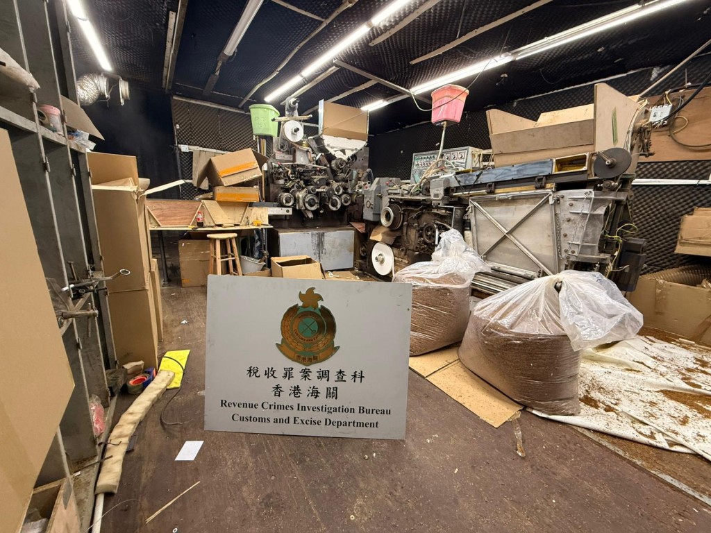 人員在鐵皮場內發現大量懷疑用作製造私煙的原材料、私煙成品,以及與製煙生產線相關的機器。 人員在鐵皮場內發現大量懷疑用作製造私煙的原材料、私煙成品,以及與製煙生產線相關的機器。