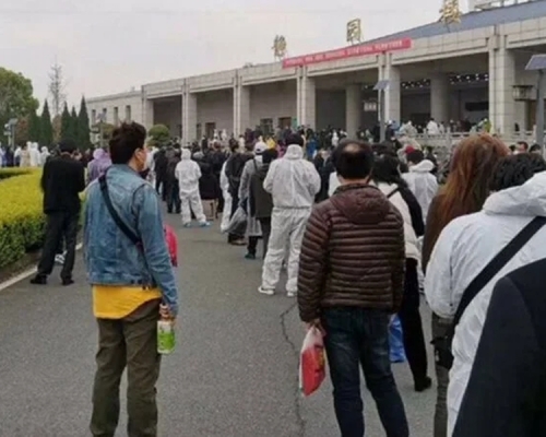 武漢開放殯儀館領骨灰, 現場排滿長長人龍。(網圖)