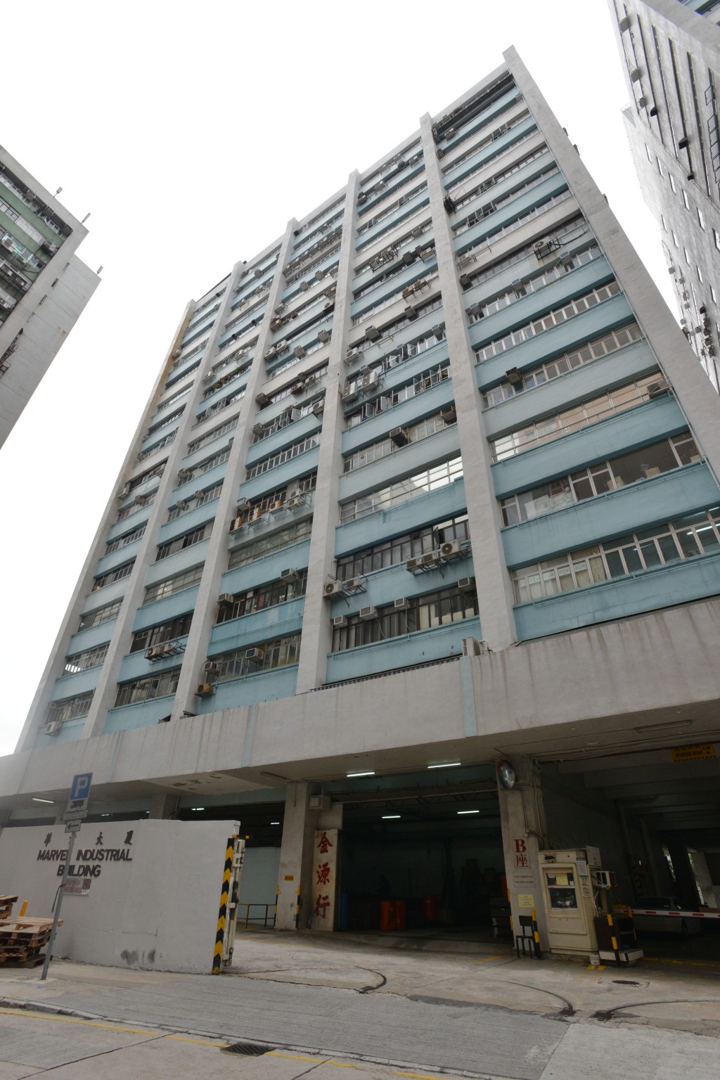华业工业大厦A座14楼E单位，建筑面积约2430方呎，由简利珍以于2020年12月以750万元购入。