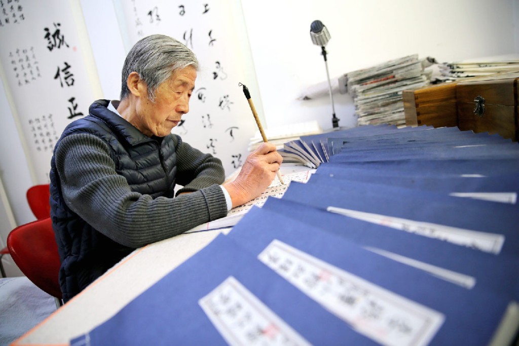 在陝西咸陽，有位年已八旬的老人從2012年起手抄《紅樓夢》前80回，合共約70萬字，歷時三年後抄成並出書，令人敬佩萬分。