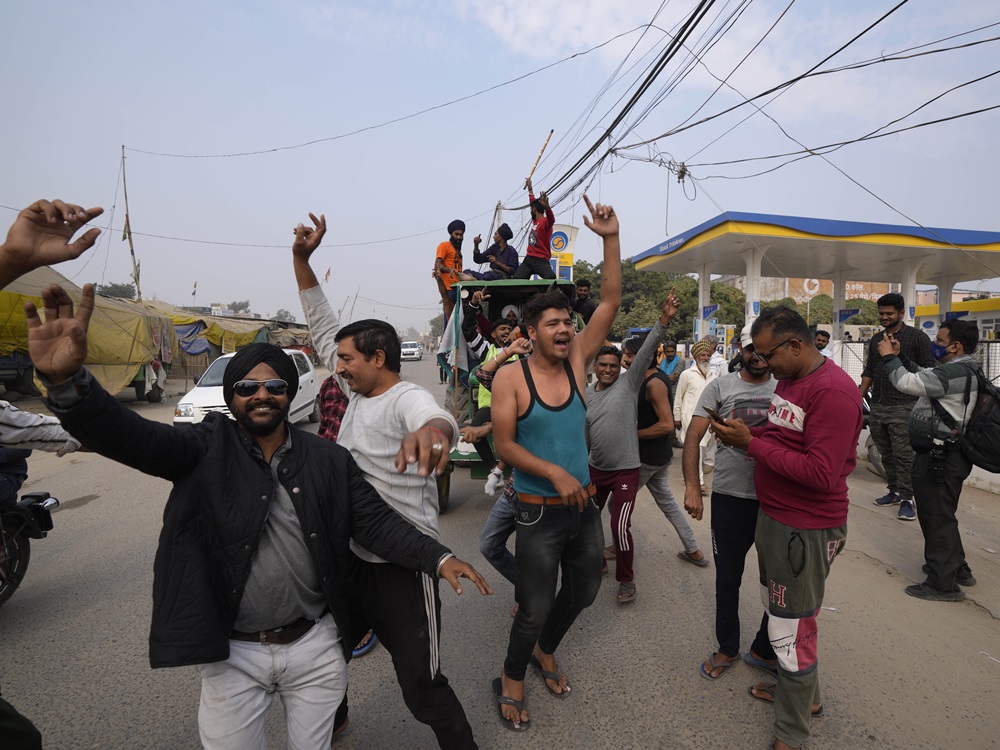 印度總理莫迪突宣布撤回3條農業法，首都新德里有民眾上街慶祝。AP圖