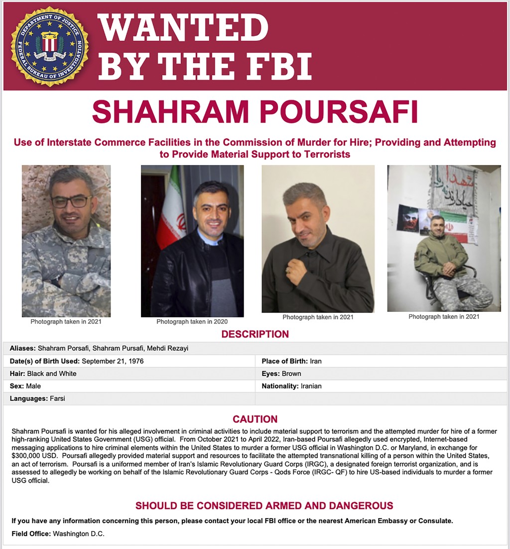 FBI的圖片顯示了普爾薩菲的通緝海報。