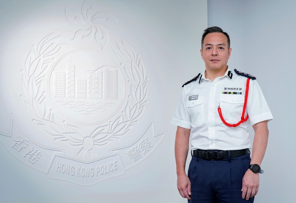 周一鳴期望整個警隊目標一致,大家士氣高昂,為自己作為警務人員而感到驕傲。 周一鳴期望整個警隊目標一致,大家士氣高昂,為自己作為警務人員而感到驕傲。